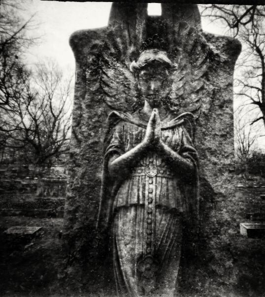 prayingcemeteryangel